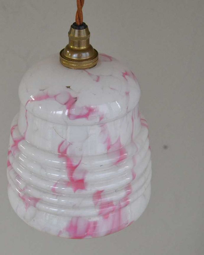 ペンダントライト　照明・ライティング　桜色のマーブル模様が入ったアンティークのペンダントライト（コード・シャンデリア電球・ギャラリーなし）。。(k-2220-z)