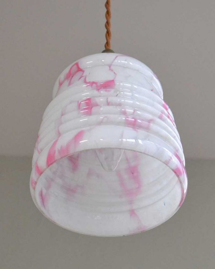 ペンダントライト　照明・ライティング　桜色のマーブル模様が入ったアンティークのペンダントライト（コード・シャンデリア電球・ギャラリーなし）。。(k-2220-z)