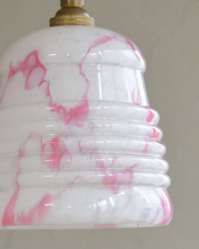 ペンダントライト　照明・ライティング　桜色のマーブル模様が入ったアンティークのペンダントライト（コード・シャンデリア電球・ギャラリーなし）。。(k-2220-z)