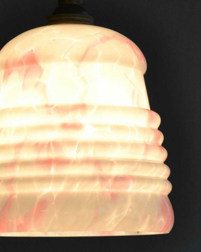 ペンダントライト　照明・ライティング　桜色のマーブル模様が入ったアンティークのペンダントライト（コード・シャンデリア電球・ギャラリーなし）。。(k-2220-z)