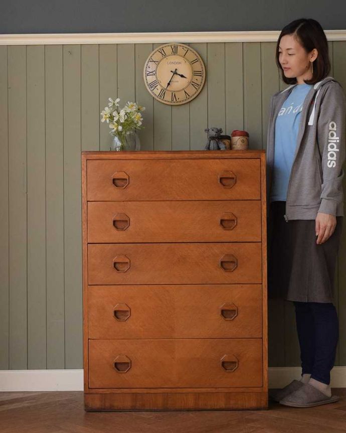 アンティークのチェスト アンティーク家具 お洒落でカッコイイ5段チェスト、イギリスで見つけたビンテージの北欧家具。スッキリとしたカッコよさが魅力北欧スタイルのチェストは、やっぱり見た目がカッコいい!シンプルなのでどんなお部屋にも似合います。(k-2221-f)