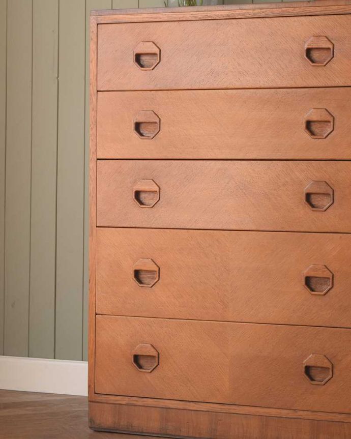 アンティークのチェスト アンティーク家具 お洒落でカッコイイ5段チェスト、イギリスで見つけたビンテージの北欧家具。見えない所もこだわっていますヴィンテージの家具は年代が若いので簡単な修復だけでも使えちゃうんだけれど、長く使って頂けるように、見えない部分もしっかりこだわって修復しています。(k-2221-f)