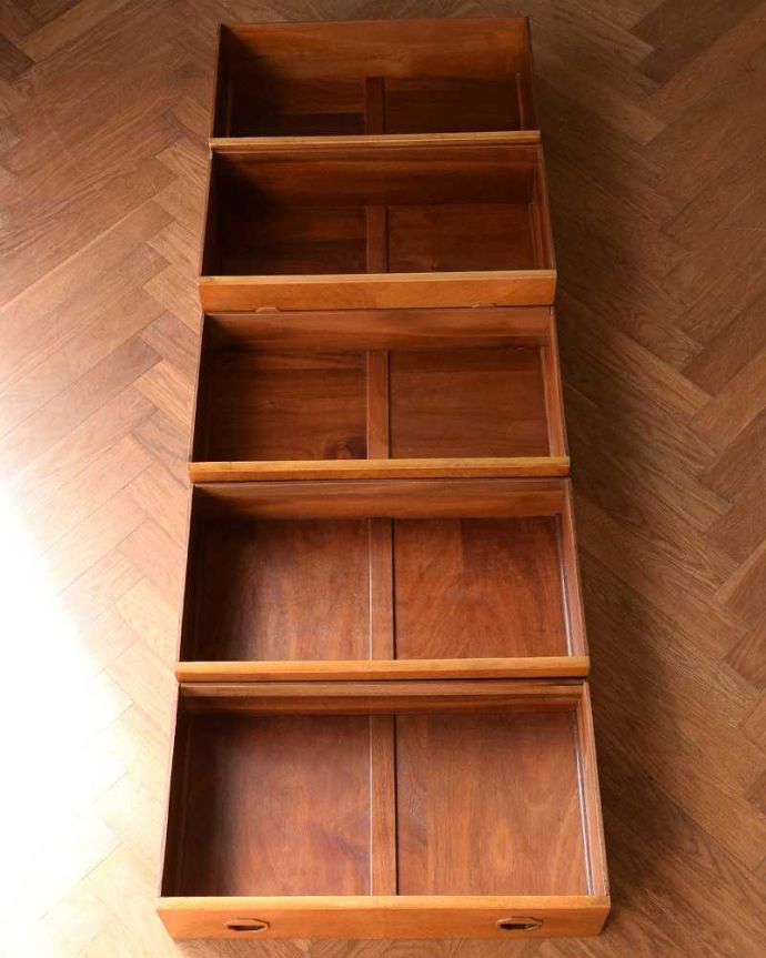 アンティークのチェスト アンティーク家具 お洒落でカッコイイ5段チェスト、イギリスで見つけたビンテージの北欧家具。引き出しの中もキレイに修復しました。(k-2221-f)