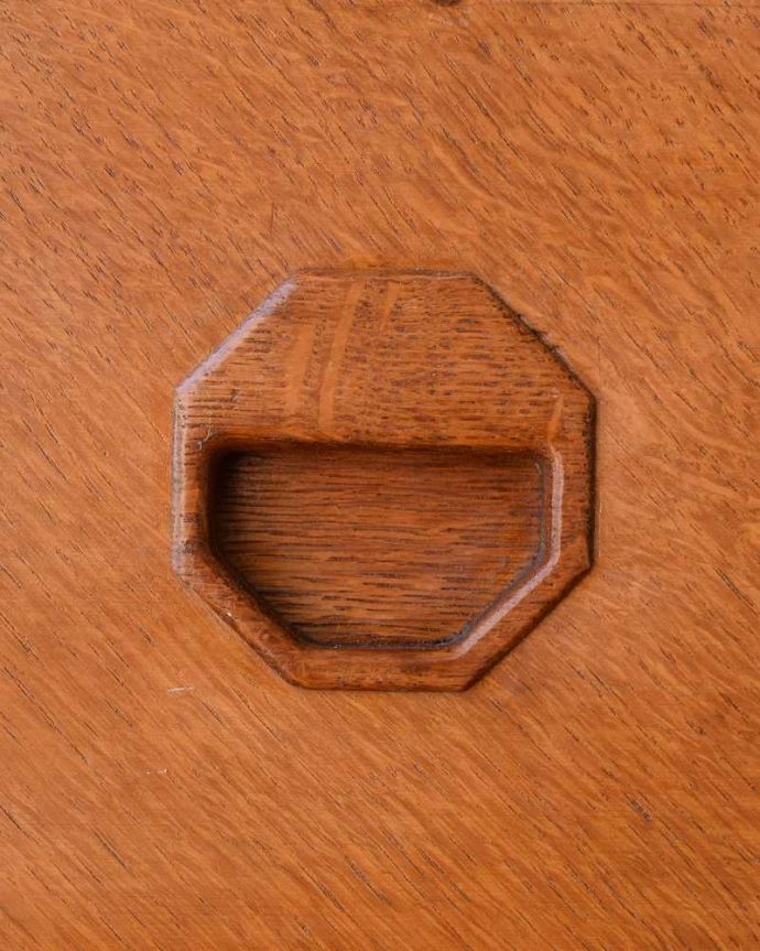 アンティークのチェスト アンティーク家具 お洒落でカッコイイ5段チェスト、イギリスで見つけたビンテージの北欧家具。カッコいい取っ手もデザインの一部デザインの一部になっているカッコいい取っ手。(k-2221-f)