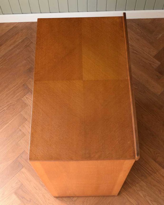 アンティークのチェスト アンティーク家具 お洒落でカッコイイ5段チェスト、イギリスで見つけたビンテージの北欧家具。上から見ると・・・天板はこんな感じです。(k-2221-f)