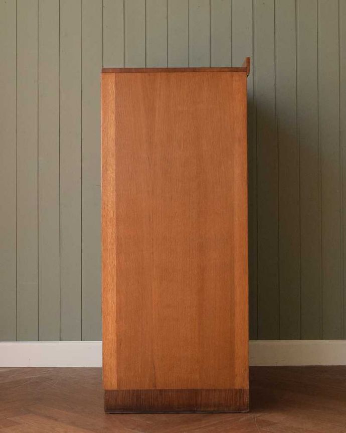 アンティークのチェスト アンティーク家具 お洒落でカッコイイ5段チェスト、イギリスで見つけたビンテージの北欧家具。横から見てもスッキリシンプルだからこそ、どこから見てもカッコいいようにしっかりお直ししました。(k-2221-f)