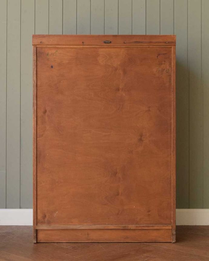 アンティークのチェスト アンティーク家具 お洒落でカッコイイ5段チェスト、イギリスで見つけたビンテージの北欧家具。修復してあるので後ろ姿もキレイです。(k-2221-f)