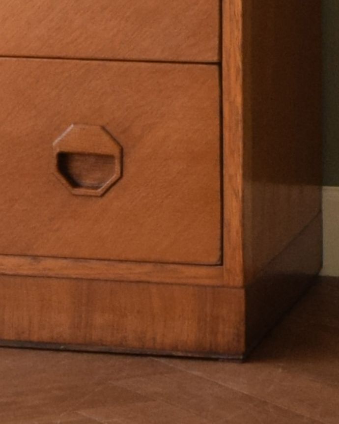 アンティークのチェスト アンティーク家具 お洒落でカッコイイ5段チェスト、イギリスで見つけたビンテージの北欧家具。女性1人でラクラク運べちゃう仕掛けHandleのアンティークは、脚の裏にフェルトキーパーをお付けしています。(k-2221-f)