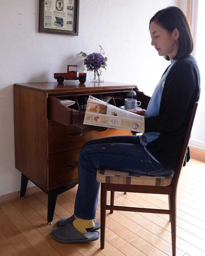 G-PLAN(Gプラン)　アンティーク家具　寝室で使えるヴィンテージ家具、G-planのビューロー （Tola＆Blackシリーズ） 。実は･･･デスクが隠れていますスッキリとしたデザインのサイドボード。(k-2222-f)