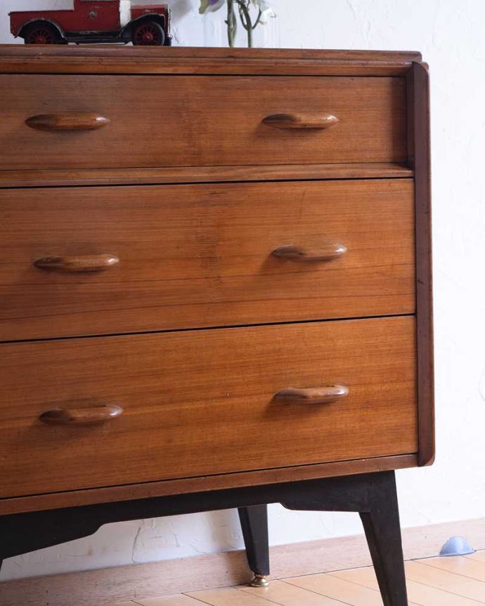 G-PLAN(Gプラン)　アンティーク家具　寝室で使えるヴィンテージ家具、G-planのビューロー （Tola＆Blackシリーズ） 。扉の木目から伝わるあたたかさヴィンテージ家具らしいクールなデザイン。(k-2222-f)