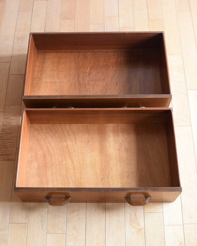 G-PLAN(Gプラン)　アンティーク家具　寝室で使えるヴィンテージ家具、G-planのビューロー （Tola＆Blackシリーズ） 。キレイにお直ししました引き出しの中も修復の際、専門の職人がキレイにしました。(k-2222-f)