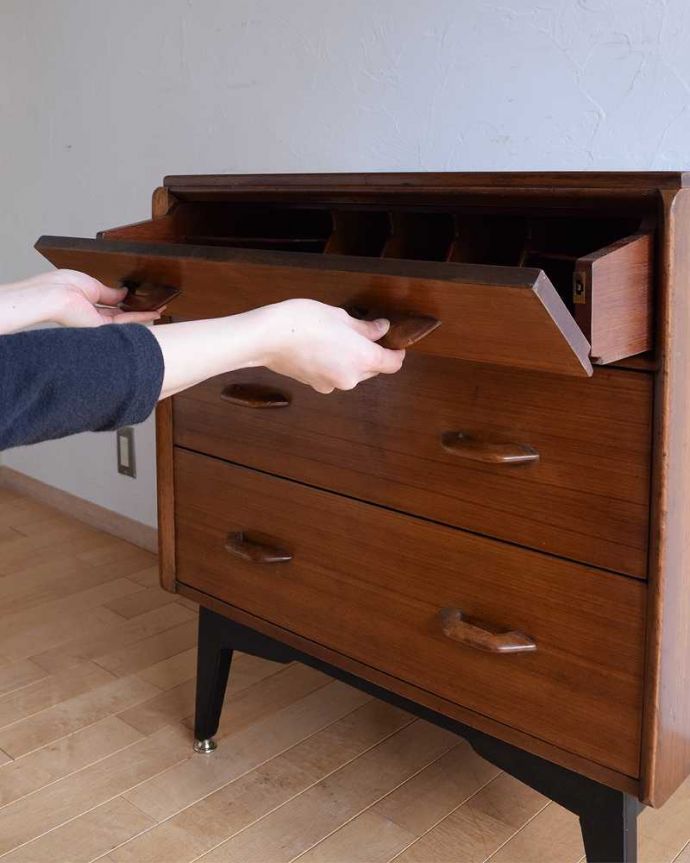 G-PLAN(Gプラン)　アンティーク家具　寝室で使えるヴィンテージ家具、G-planのビューロー （Tola＆Blackシリーズ） 。隠れた仕掛けがあります引っ張り出すだけでデスクになっちゃう優れもの。(k-2222-f)