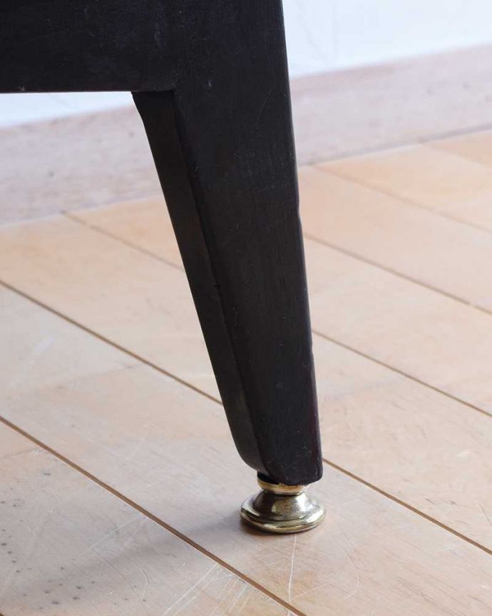 G-PLAN(Gプラン)　アンティーク家具　寝室で使えるヴィンテージ家具、G-planのビューロー （Tola＆Blackシリーズ） 。スッキリとした脚の裏には…運びやすいようHandleのヴィンテージ家具の脚の裏にはフェルトキーパーをお付けしています。(k-2222-f)