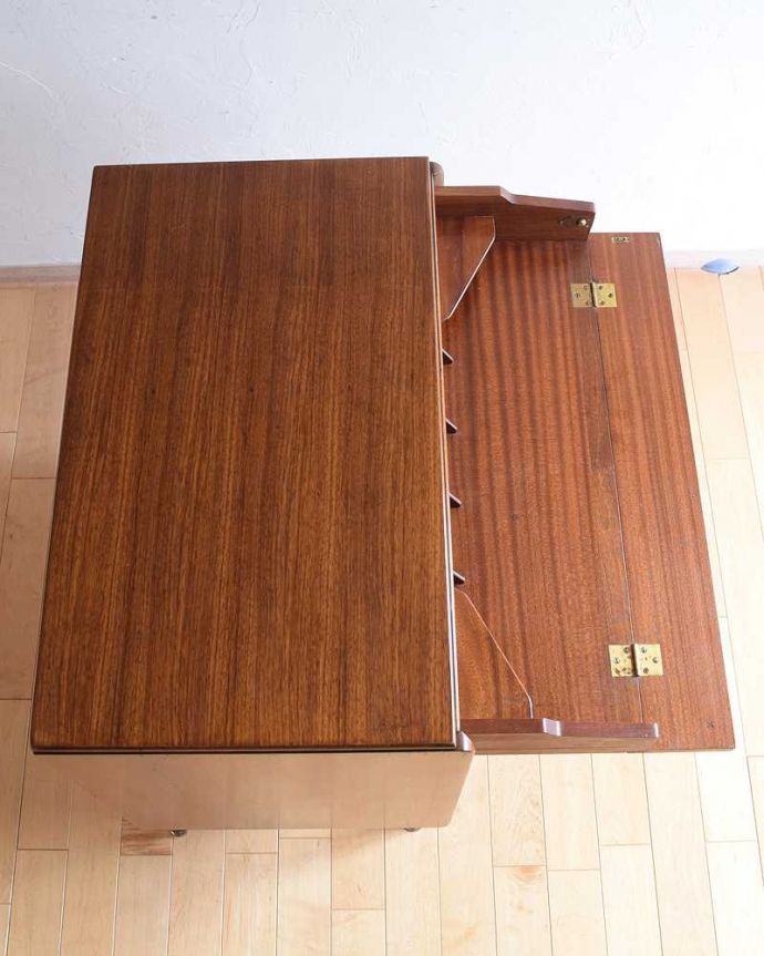 G-PLAN(Gプラン)　アンティーク家具　寝室で使えるヴィンテージ家具、G-planのビューロー （Tola＆Blackシリーズ） 。天板の塗装もキレイに仕上げましたヴィンテージの家具は年代が若いので修復方法も様々。(k-2222-f)