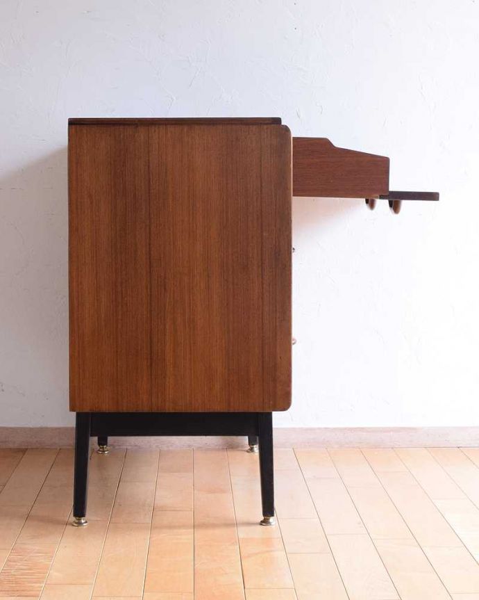 G-PLAN(Gプラン)　アンティーク家具　寝室で使えるヴィンテージ家具、G-planのビューロー （Tola＆Blackシリーズ） 。横から見てもスッキリデザインスッキリとカッコいいヴィンテージ家具は、横から見た姿もスッキリ！風合いだけ残してキレイに修復しました。(k-2222-f)