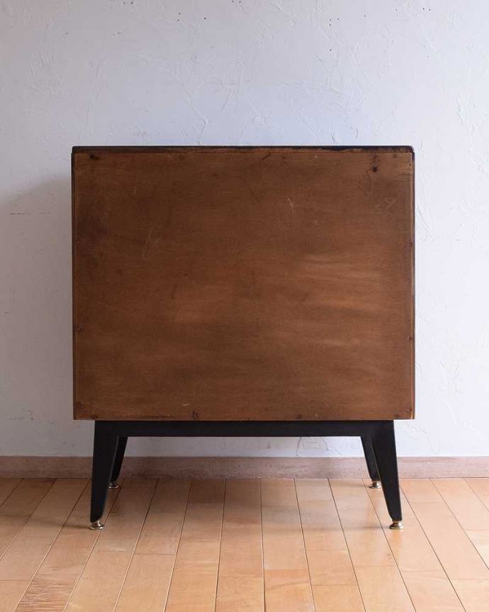 G-PLAN(Gプラン)　アンティーク家具　寝室で使えるヴィンテージ家具、G-planのビューロー （Tola＆Blackシリーズ） 。もちろん後ろ姿もキレイですビンテージは新品ではないので、もちろん経年変化によるキズはありますが、アンティーク専門の職人がしっかり修復したので後ろ姿もキレイです。(k-2222-f)