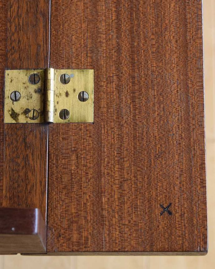 G-PLAN(Gプラン)　アンティーク家具　寝室で使えるヴィンテージ家具、G-planのビューロー （Tola＆Blackシリーズ） 。天板に書かれたメッセージビューローの天板部分の目立たない場所に前のオーナーからのメッセージが。(k-2222-f)