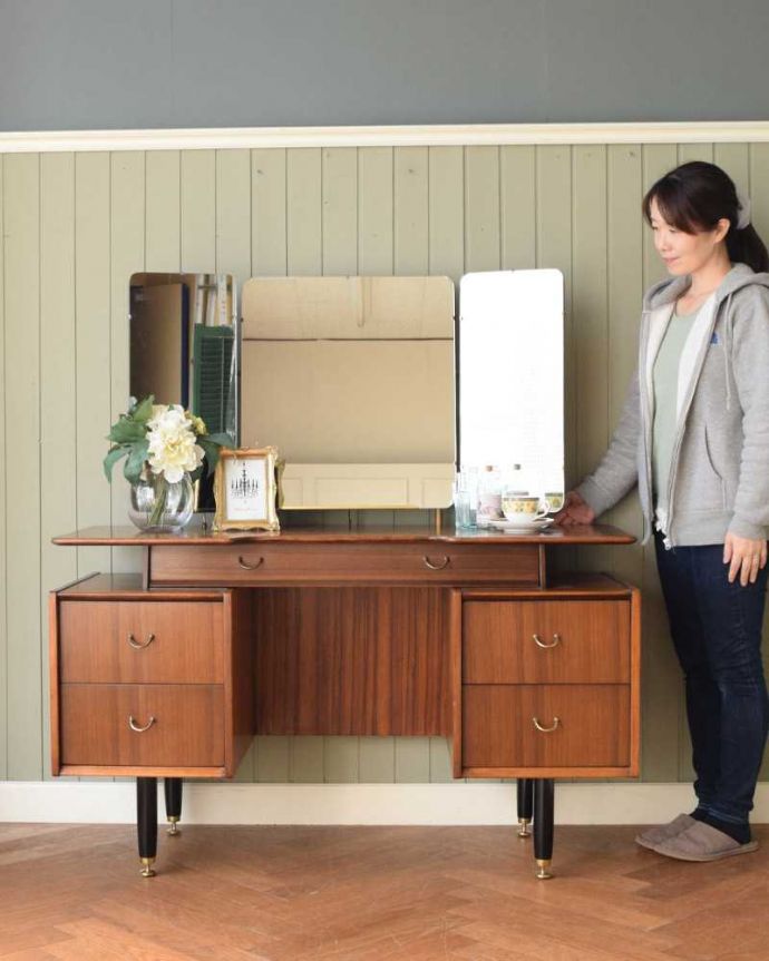 G-PLAN(Gプラン) アンティーク家具 北欧スタイルでカッコいいG-PLAN(トラー&ブラック)のビンテージドレッシングチェスト。クールに決まる北欧スタイルのドレッサースッキリとシンプルな北欧スタイルのドレッシングチェストは、どんなお部屋にもカッコよく似合います。(k-2223-f)