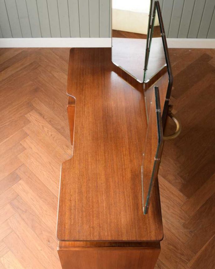 G-PLAN(Gプラン) アンティーク家具 北欧スタイルでカッコいいG-PLAN(トラー&ブラック)のビンテージドレッシングチェスト。デスクとしても使える広々天板広々とした天板の上はデスクとしても使えるように塗装もキレイに修復しました。(k-2223-f)