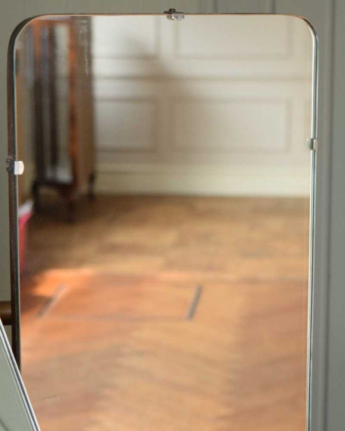 G-PLAN(Gプラン) アンティーク家具 北欧スタイルでカッコいいG-PLAN(トラー&ブラック)のビンテージドレッシングチェスト。近くで見ると・・・鏡がキレイな状態のものを選んできました。(k-2223-f)