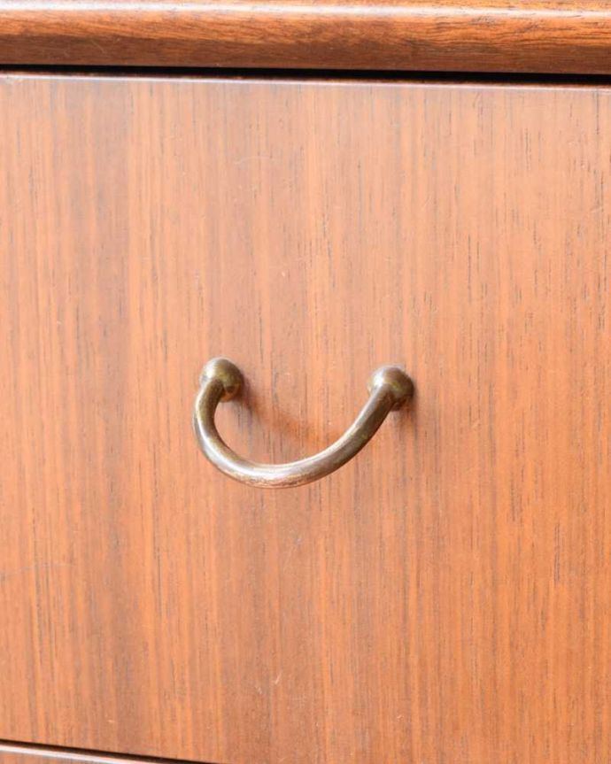 G-PLAN(Gプラン) アンティーク家具 北欧スタイルでカッコいいG-PLAN(トラー&ブラック)のビンテージドレッシングチェスト。アクセサリーの様な取っ手。(k-2223-f)