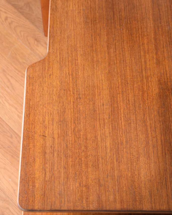 G-PLAN(Gプラン) アンティーク家具 北欧スタイルでカッコいいG-PLAN(トラー&ブラック)のビンテージドレッシングチェスト。天板の塗装もキレイに仕上げましたヴィンテージの家具は新品ではないのでキズや汚れはありますが、デスクとしても使えるように天板もしっかりキレイに修復しました。(k-2223-f)