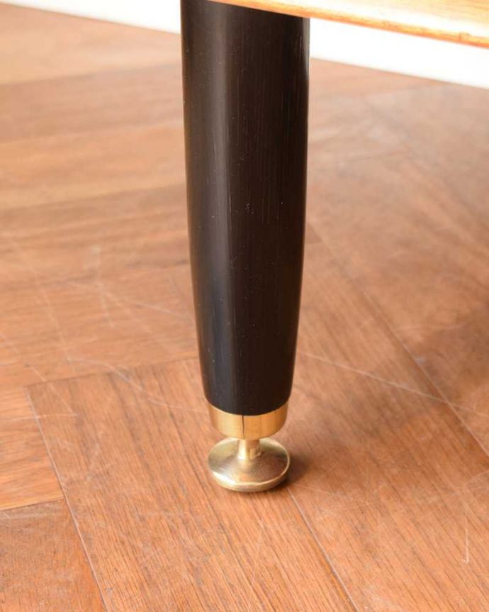 G-PLAN(Gプラン) アンティーク家具 北欧スタイルでカッコいいG-PLAN(トラー&ブラック)のビンテージドレッシングチェスト。 女性1人でラクラク運べちゃう仕掛けHandleのアンティークは、脚の裏にフェルトキーパーをお付けしています。(k-2223-f)