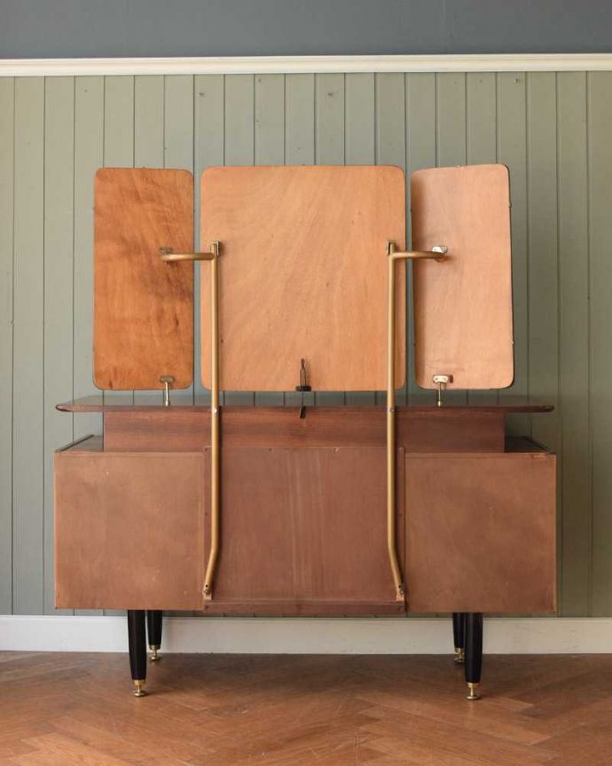 G-PLAN(Gプラン) アンティーク家具 北欧スタイルでカッコいいG-PLAN(トラー&ブラック)のビンテージドレッシングチェスト。後ろ姿もキレイです。(k-2223-f)