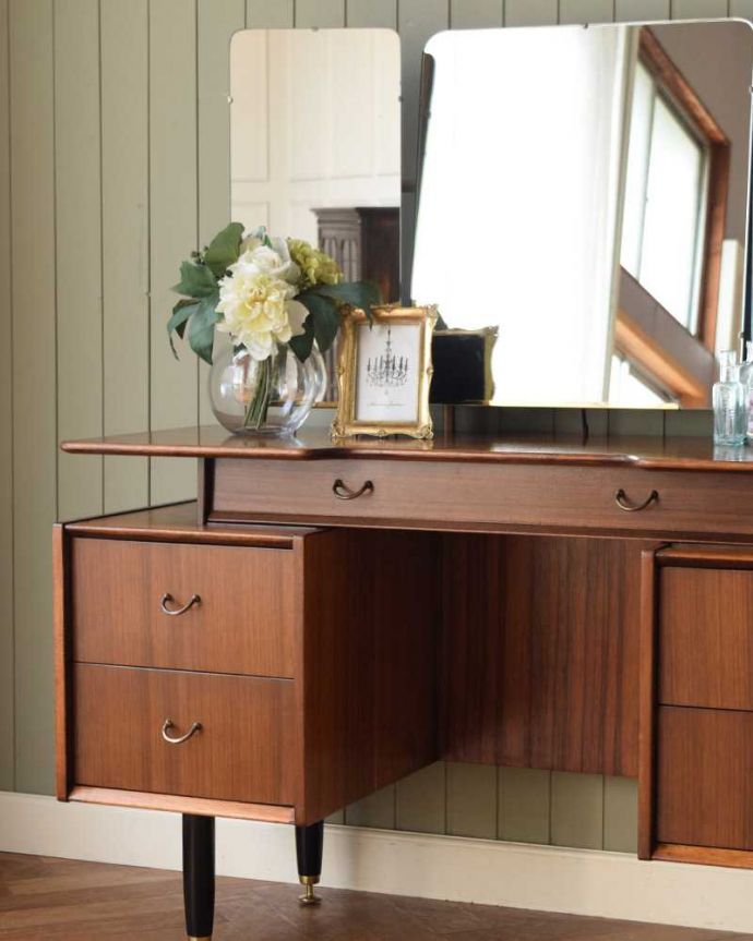 G-PLAN(Gプラン) アンティーク家具 北欧スタイルでカッコいいG-PLAN(トラー&ブラック)のビンテージドレッシングチェスト。ヴィンテージ家具らしいカッコよさやっぱり一番の魅力は、この時代に作られた独特の雰囲気。(k-2223-f)