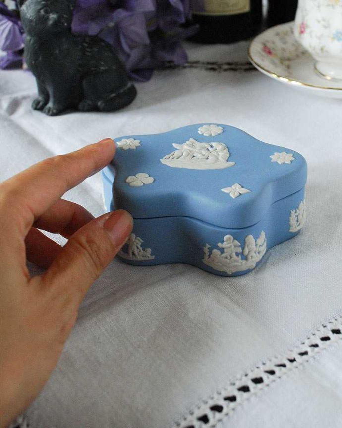 アンティーク 陶磁器の雑貨　アンティーク雑貨　アンティークウェッジウッドのジャスパーウェア（ブルー）、お花型の小物入れ。うっとりする程美しいブルーは上品なインテリアを演出してくれます。(k-2223-z)