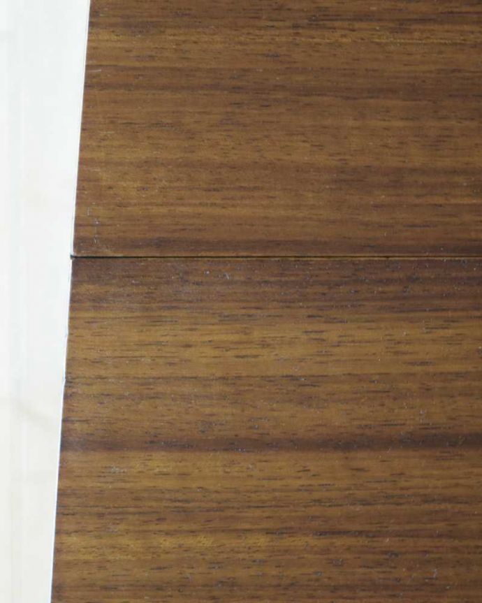 G-PLAN(Gプラン)　アンティーク家具　北欧ヴィンテージのバタフライテーブル、G-planのかっこいい伸張式ダイニングテーブル。近づいて見てみると･･･手間暇を掛けてアンティーク家具専門の職人が丁寧に修復した天板は、木目も美しいんです。(k-2224-f)