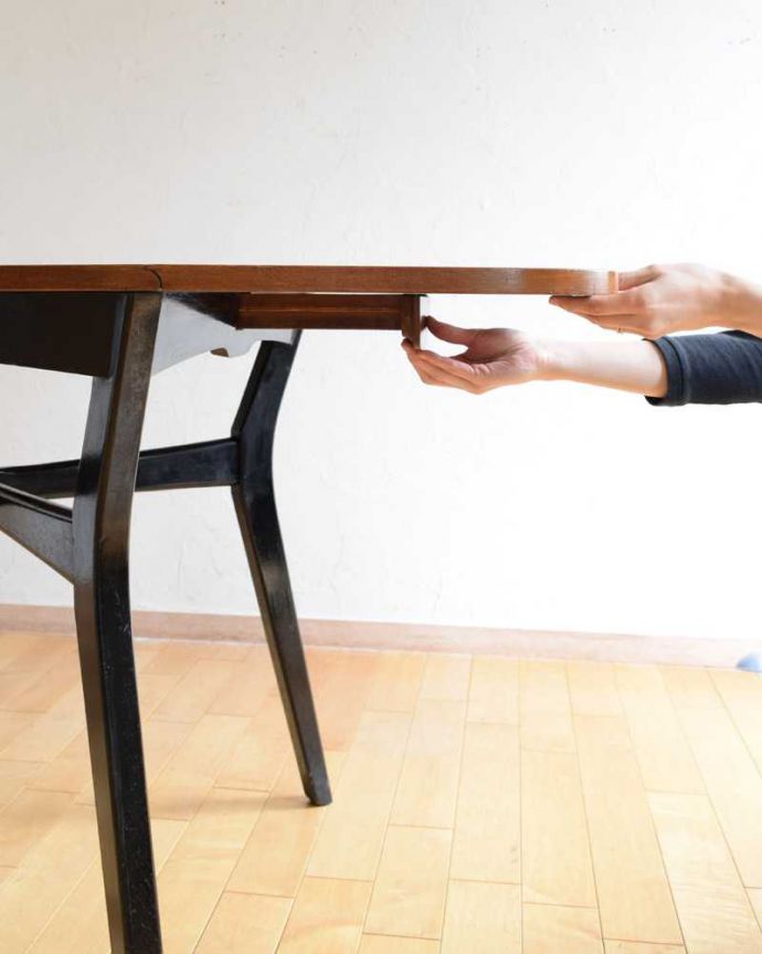 G-PLAN(Gプラン)　アンティーク家具　北欧ヴィンテージのバタフライテーブル、G-planのかっこいい伸張式ダイニングテーブル。あっという間にサイズが変わる！天板を持ち上げて下から支えを引っ張り出すだけで簡単にサイズ変更出来ます。(k-2224-f)