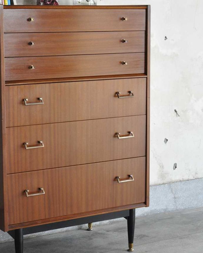 アンティークのチェスト アンティーク家具 ネイサン社のヴィンテージ家具、北欧スタイルのかっこいい6段チェスト。見えない所もこだわっていますヴィンテージの家具は年代が若いので簡単な修復だけでも使えちゃうんだけれど、長く使って頂けるように、見えない部分もしっかりこだわって修復しています。(k-2225-f)