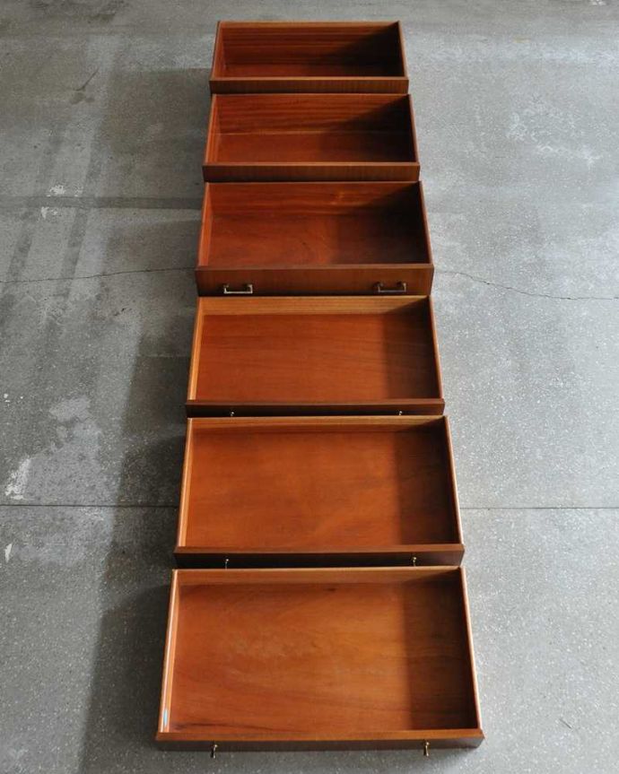 アンティークのチェスト アンティーク家具 ネイサン社のヴィンテージ家具、北欧スタイルのかっこいい6段チェスト。引き出しの中もキレイに修復しました。(k-2225-f)