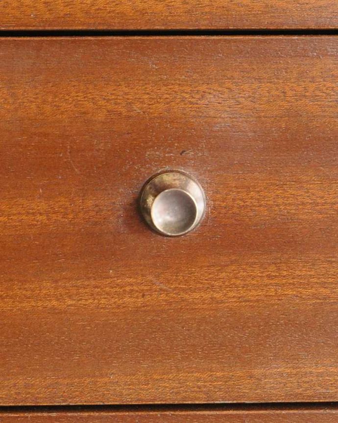 アンティークのチェスト アンティーク家具 ネイサン社のヴィンテージ家具、北欧スタイルのかっこいい6段チェスト。木目があたたかさを演出クールなデザインなのに、なんだかほっとするあたたかさ。(k-2225-f)