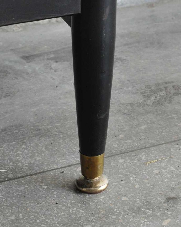 アンティークのチェスト アンティーク家具 ネイサン社のヴィンテージ家具、北欧スタイルのかっこいい6段チェスト。女性1人でラクラク運べちゃう仕掛けHandleのアンティークは、脚の裏にフェルトキーパーをお付けしています。(k-2225-f)