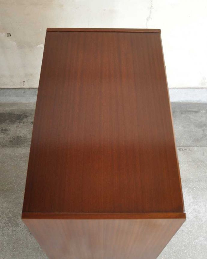 アンティークのチェスト アンティーク家具 ネイサン社のヴィンテージ家具、北欧スタイルのかっこいい6段チェスト。上から見ると・・・天板はこんな感じです。(k-2225-f)