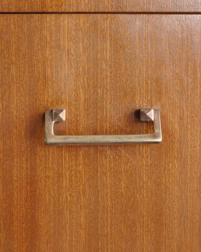 アンティークのチェスト アンティーク家具 ネイサン社のヴィンテージ家具、北欧スタイルのかっこいい6段チェスト。デザインの一部になっている取っ手取っ手のデザインもシンプルかつ機能的に。(k-2225-f)