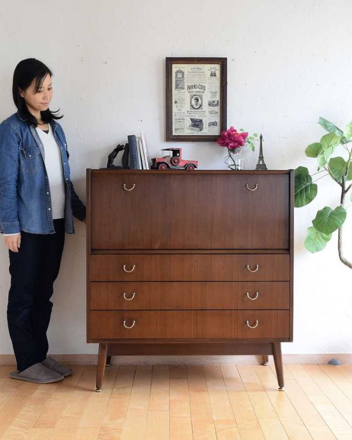 ビューロー　アンティーク家具　北欧スタイルのインテリア、ネイサン社のヴィンテージビューローデスク（机）。スッキリとした立ち姿がカッコいい北欧スタイルの家具カッコいいお部屋を作りたい方におススメの北欧デザインの家具。(k-2226-f)