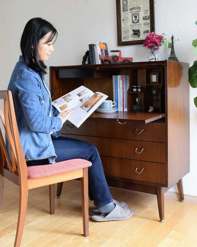 ビューロー　アンティーク家具　北欧スタイルのインテリア、ネイサン社のヴィンテージビューローデスク（机）。実は･･･デスクが隠れていますスッキリとしたデザインのサイドボード。(k-2226-f)