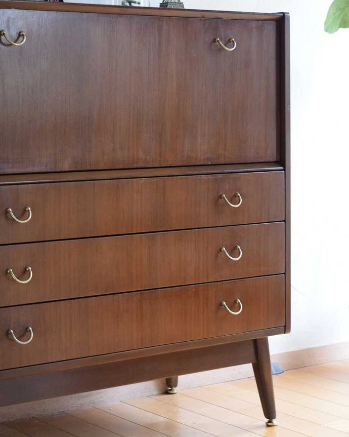 ビューロー　アンティーク家具　北欧スタイルのインテリア、ネイサン社のヴィンテージビューローデスク（机）。扉の木目から伝わるあたたかさヴィンテージ家具らしいクールなデザイン。(k-2226-f)