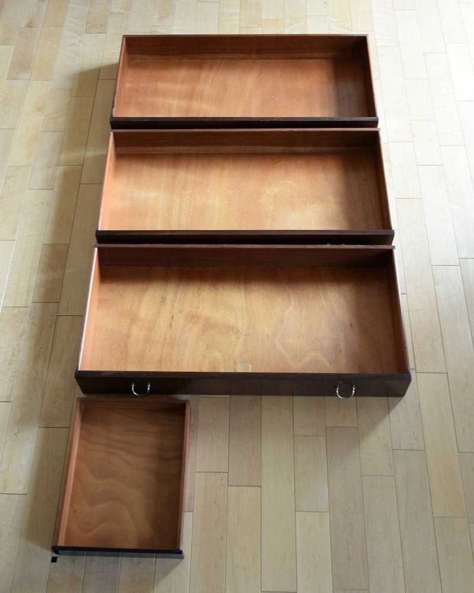 ビューロー　アンティーク家具　北欧スタイルのインテリア、ネイサン社のヴィンテージビューローデスク（机）。キレイにお直ししました引き出しの中も修復の際、専門の職人がキレイにしました。(k-2226-f)