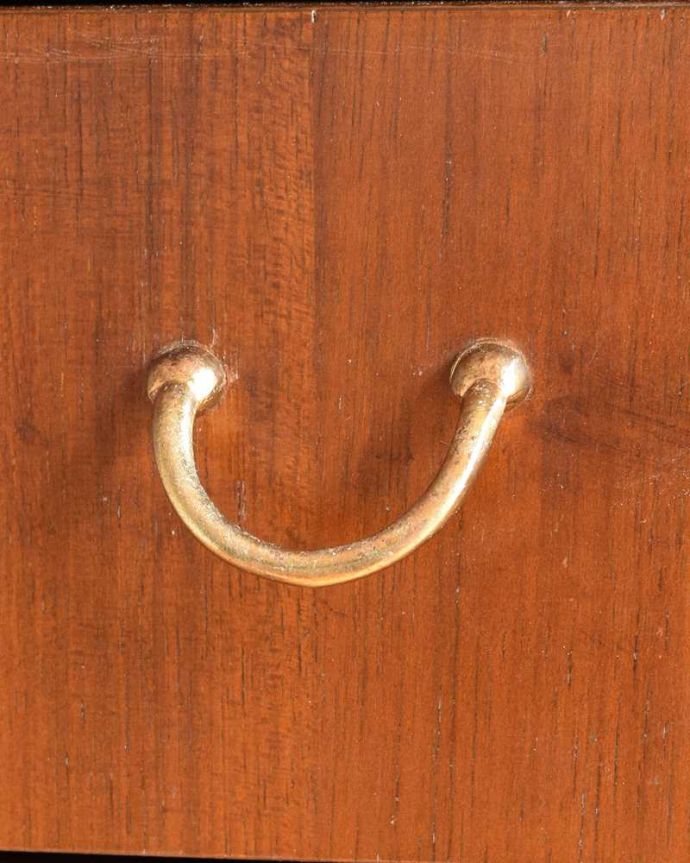 ビューロー　アンティーク家具　北欧スタイルのインテリア、ネイサン社のヴィンテージビューローデスク（机）。取っ手もデザインの一部です。(k-2226-f)