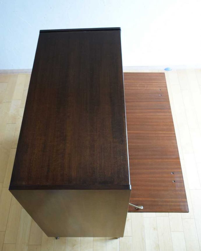 ビューロー　アンティーク家具　北欧スタイルのインテリア、ネイサン社のヴィンテージビューローデスク（机）。天板の塗装もキレイに仕上げましたヴィンテージの家具は年代が若いので修復方法も様々。(k-2226-f)