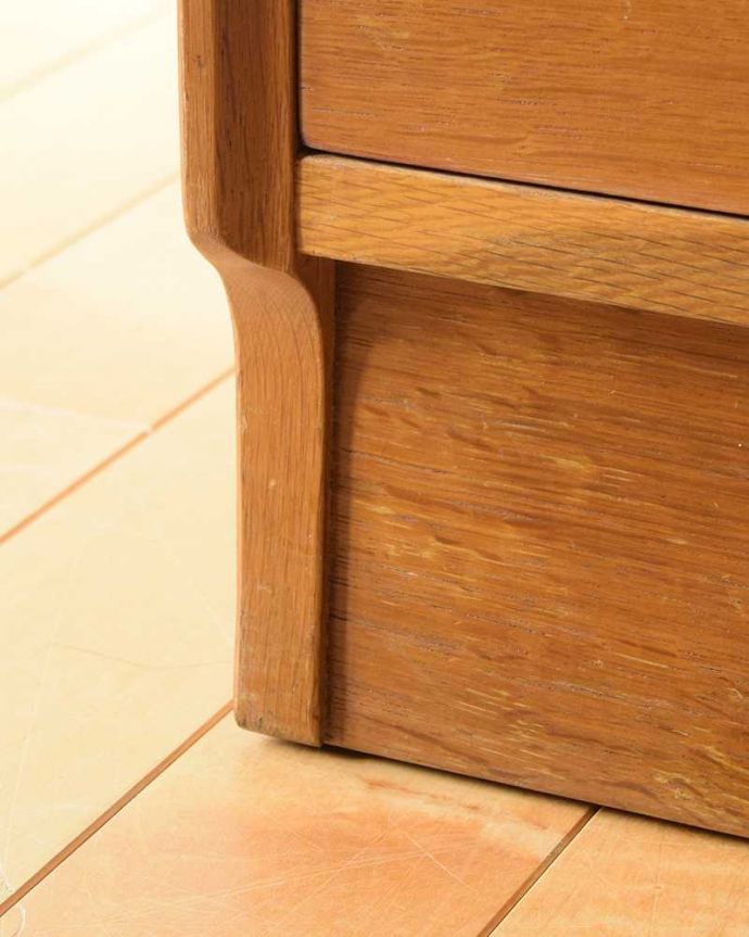 アンティーク家具 Gプランの北欧テイストのインテリア、たっぷり収納できるチェスト。女性1人でラクラク運べちゃう仕掛けHandleのアンティークは、脚の裏にフェルトキーパーをお付けしています。(k-2227-f)