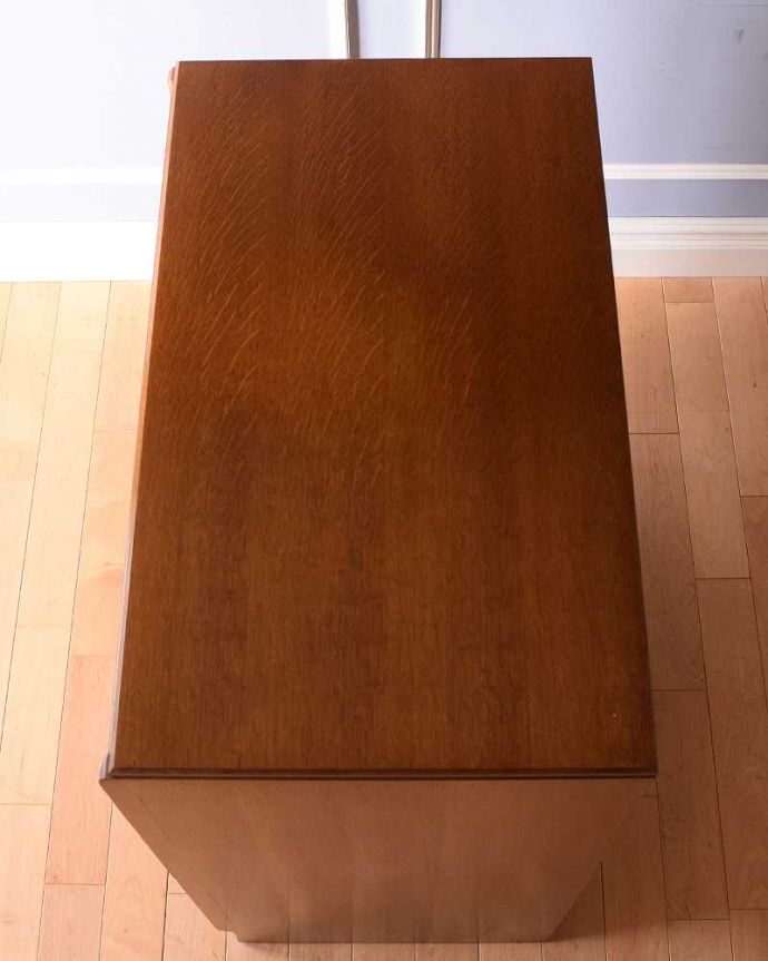 アンティーク家具 Gプランの北欧テイストのインテリア、たっぷり収納できるチェスト。上から見ると・・・天板はこんな感じです。(k-2227-f)