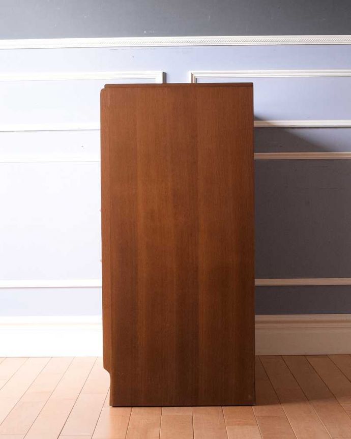 アンティーク家具 Gプランの北欧テイストのインテリア、たっぷり収納できるチェスト。横から見てもスッキリシンプルだからこそ、どこから見てもカッコいいようにしっかりお直ししました。(k-2227-f)