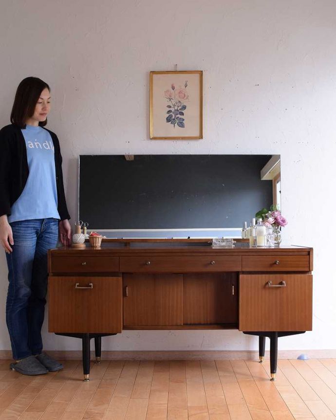 アンティーク家具 北欧インテリアのヴィンテージ家具、Nathan(ネイサン)社のドレッシングチェスト。クールに決まる北欧スタイルのドレッサースッキリとシンプルな北欧スタイルのドレッシングチェストは、どんなお部屋にもカッコよく似合います(モデルの身長は165cmです)。(k-2228-f)