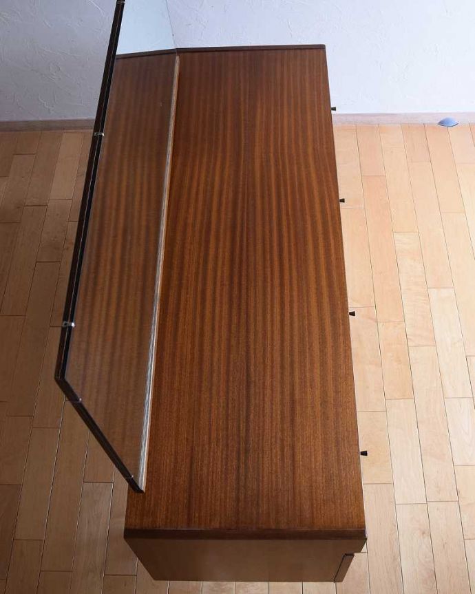 アンティーク家具 北欧インテリアのヴィンテージ家具、Nathan(ネイサン)社のドレッシングチェスト。デスクとしても使える広々天板広々とした天板の上はデスクとしても使えるように塗装もキレイに修復しました。(k-2228-f)