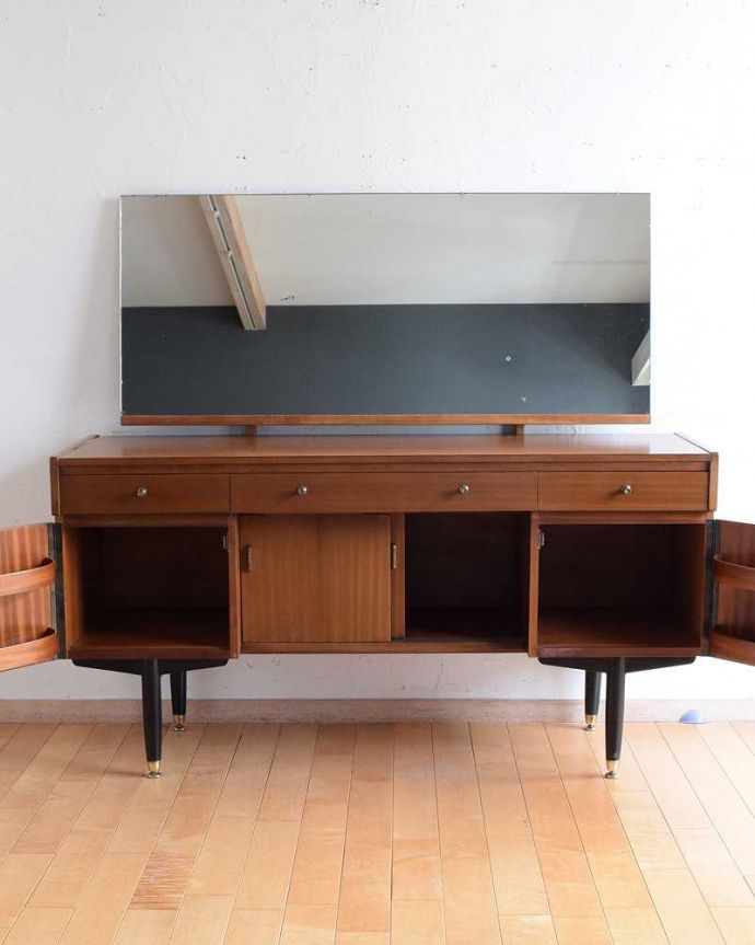 アンティーク家具 北欧インテリアのヴィンテージ家具、Nathan(ネイサン)社のドレッシングチェスト。扉を開けて中を見てみると…職人がキレイに修復したので、扉の中もキレイです。(k-2228-f)